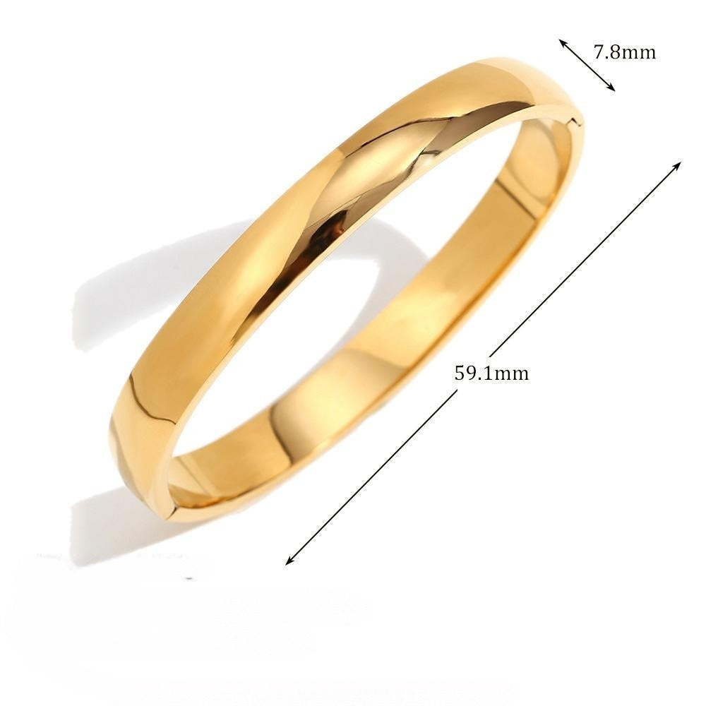 Stainless steel
Tarnish free & waterproof
Hinged bangle
Width: 60mm x height: 8mm
Weight: 29g
Available in gold & silver