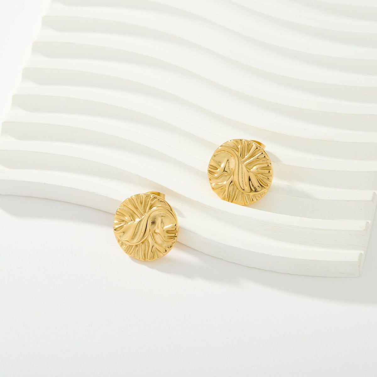 Stainless steel
Tarnish free &amp; waterproof
12mm diameter x 4mm thickness
Weight per pair: 2.5g
Available in gold &amp; silver