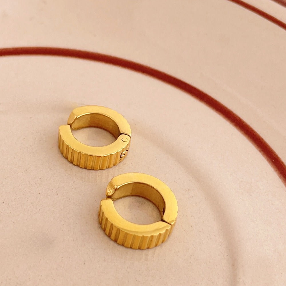Stainless steel
Tarnish free &amp; waterproof
12mm diameter x 4mm thickness
Weight per pair: 2.5g
Available in gold &amp; silver